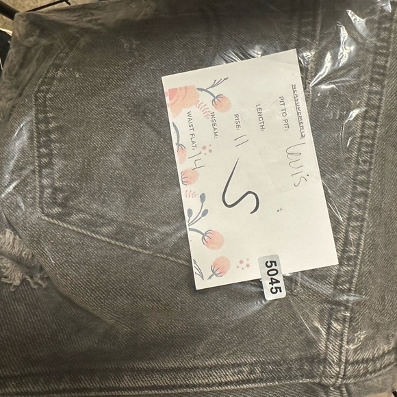 LEVIS PREMIUM HIGH WAIST Button-fly distressed black midi length short.  25 - Picture 11 of 11